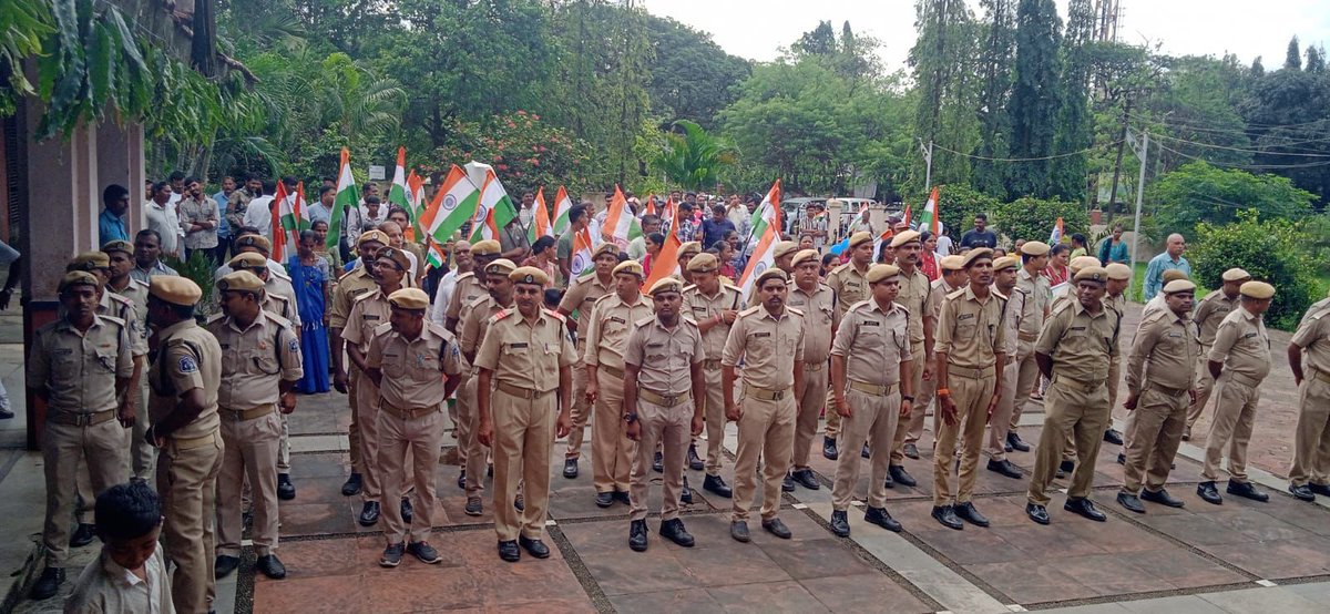 આજરોજ 78માં સ્વતંત્રતા દિવસની ઉજવણી નિમિત્તે પારનેરા તથા અતુલ ગામે "હર ઘર તિરંગા" કાર્યક્ર્મ અને "એક પેડ માં કે નામ" અભિયાન અંતર્ગત તિરંગા યાત્રા અને વૃક્ષારોપણ તેમજ ODF+ વિલેજ અંતર્ગત સ્વચ્છતા સેવા સહિતના કાર્યક્રમો યોજાયા
#HarGharTiranga #HarGharTirangaGujarat 
#EkPedMaaKeNaam