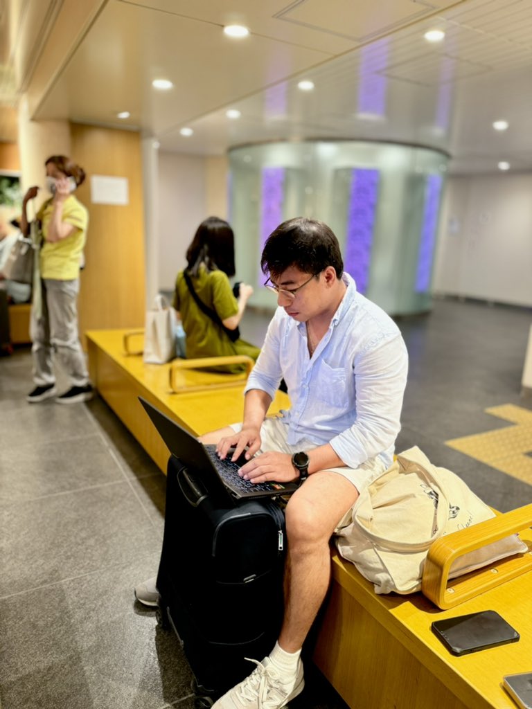 lhonCPA's tweet image. The only travel buddy I never have issues with -my laptop. #workandwander 🇯🇵🚄💻