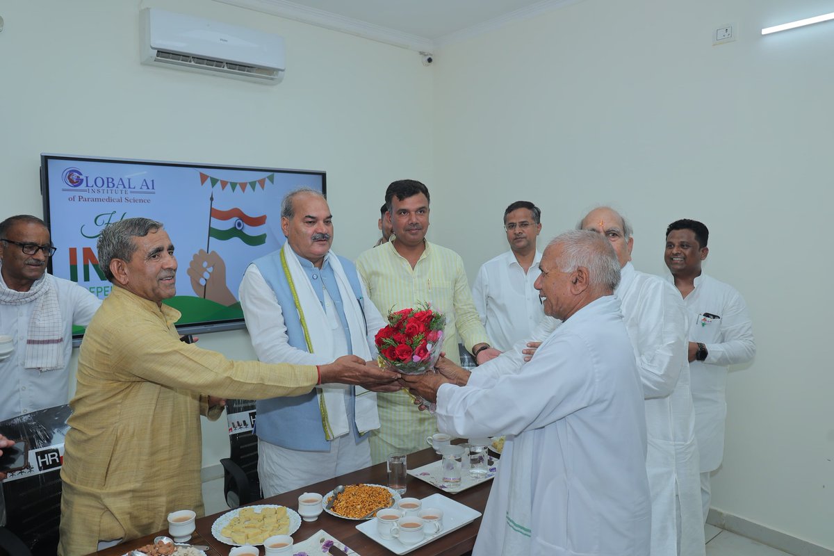 laxmanyadav4bjp's tweet photo. आज पटौदी में स्वतंत्रता दिवस के अवसर पर जाने पर अपने कार्यकर्ताओं से मुलाकात कर चाय पर चर्चा की !
#BJPGovernment #BJP4IND #haryana #BJP4Haryana #rewari #laxmanyadav #Kosali #ModiSarkar https://t.co/5RznTWiEcv