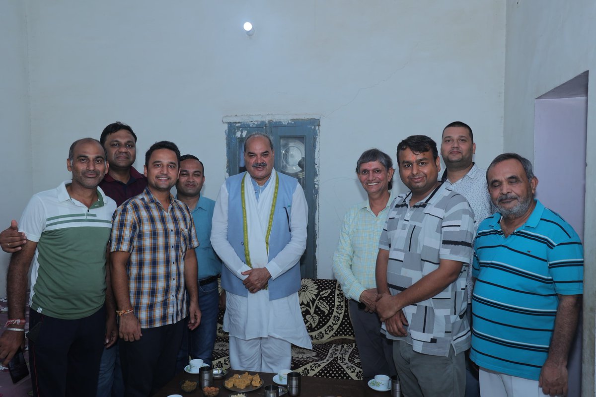 laxmanyadav4bjp's tweet photo. आज पटौदी में स्वतंत्रता दिवस के अवसर पर जाने पर अपने कार्यकर्ताओं से मुलाकात कर चाय पर चर्चा की !
#BJPGovernment #BJP4IND #haryana #BJP4Haryana #rewari #laxmanyadav #Kosali #ModiSarkar https://t.co/5RznTWiEcv