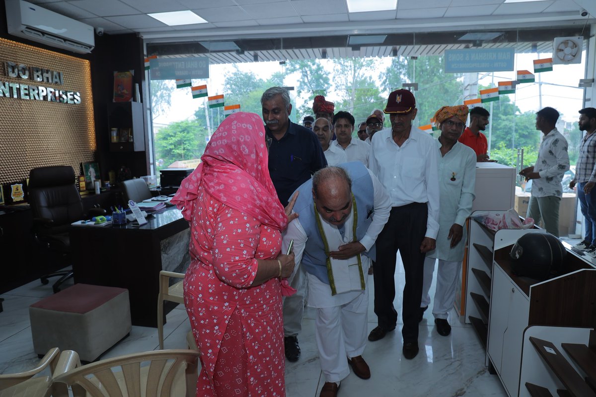 laxmanyadav4bjp's tweet photo. आज पटौदी में स्वतंत्रता दिवस के अवसर पर जाने पर अपने कार्यकर्ताओं से मुलाकात कर चाय पर चर्चा की !
#BJPGovernment #BJP4IND #haryana #BJP4Haryana #rewari #laxmanyadav #Kosali #ModiSarkar https://t.co/5RznTWiEcv