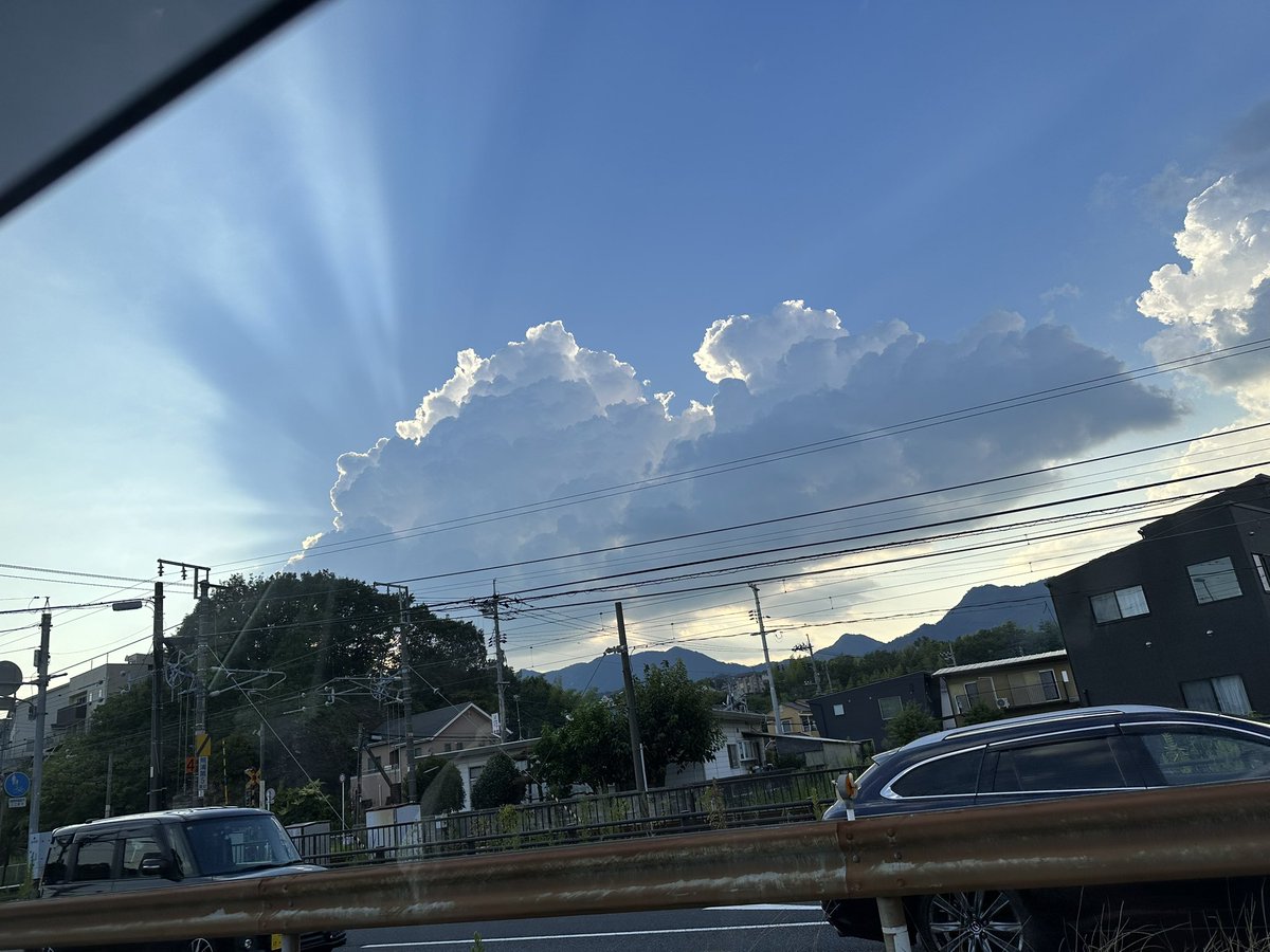 neto_miki's tweet photo. 雲がなんかおもろいことなってた https://t.co/sADmWAJ0ew