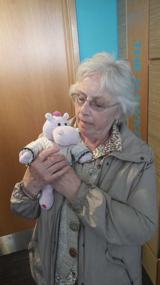 phrobbo's tweet photo. Appy burfday Auntie @Bird60Carole  luvs you xx https://t.co/bMdpdppCgE