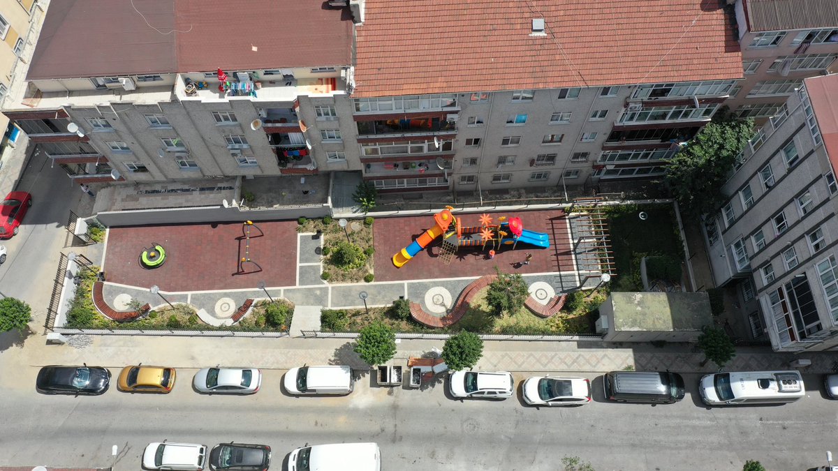 Daha yeşil, daha modern, daha eğlenceli.🌳 

Yenilenen parkımız, tüm mahalle sakinlerine keyifli anlar yaşatmak için sizleri bekliyor. 

📍 Çınar Mah. 757. Sokak Parkı 

#BağcılarSizinleGüzel❤️