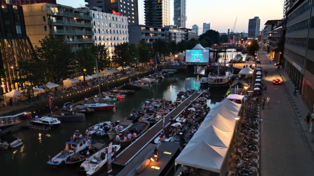 In de Floating Cinema, een drijvende bioscoop, bekijk je The Little Mermaid vanaf het water -  dehavenloods.nl/l/54266