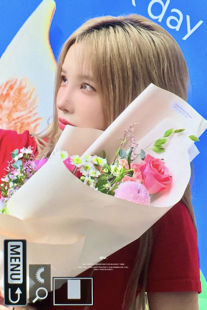 Buckeyvibe's tweet photo. 240815 🦊💐

#벅키 #BUCKEY #마네퀸 #MANNEQUEEN⠀⠀ https://t.co/qzcAkuydMs