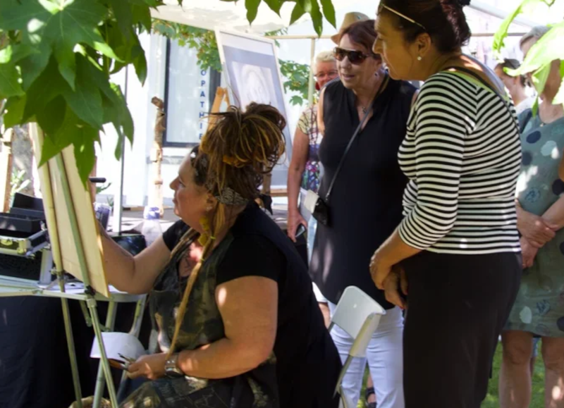 In het park naast het oude gemeentehuis wordt op zondag 1 september de jaarlijkse kunstmarkt 'Goors Montmartre' gehouden. 
Daar zijn circa 25 kunstenaars aanwezig die een deel van hun kunstwerken exposeren. 
Meer weten? Check goorsvictorie.nl. 
#kunstmarkt #montmartre