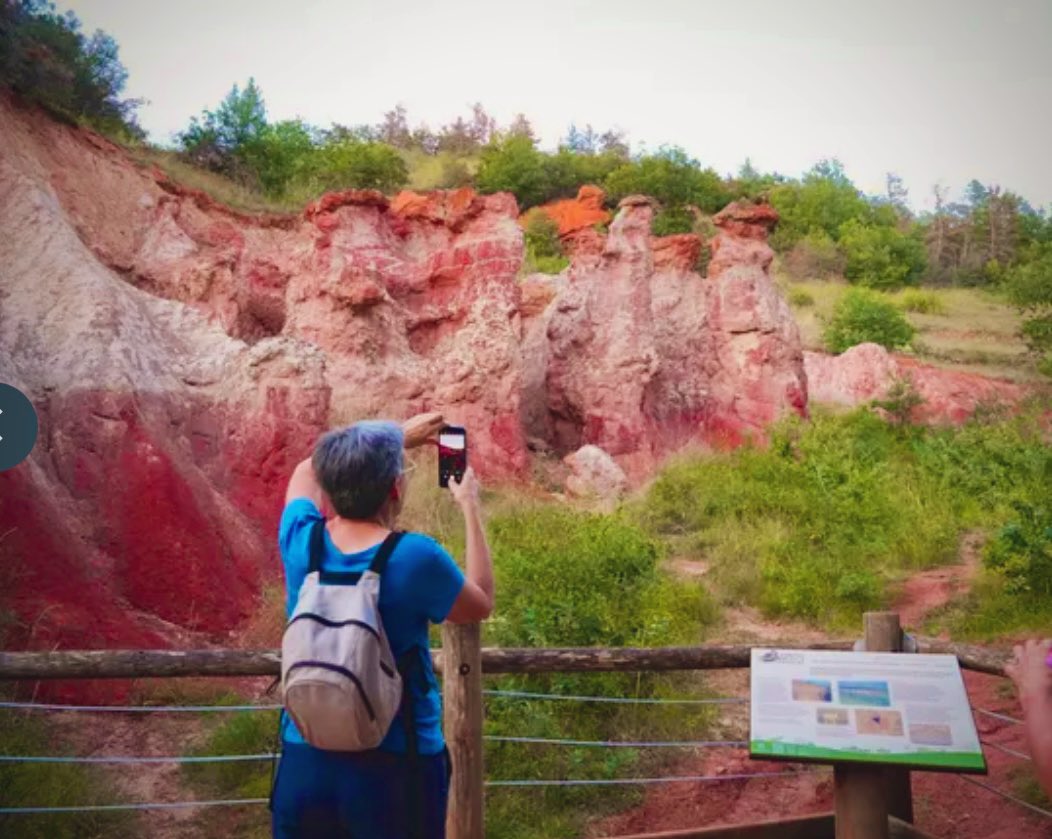 🌄 🧚‍♀️ Des airs de Grand Canyon à 40mn (en voiture !) de Clermont-Ferrand et à 15mn d'Issoire : on vous présente la vallée des Saints avec ses cheminées des fées. Une expérience à vivre, de préférence au crépuscule...

➡️ lamontagne.fr/boudes-63340/l… #Issoire #Auvergne