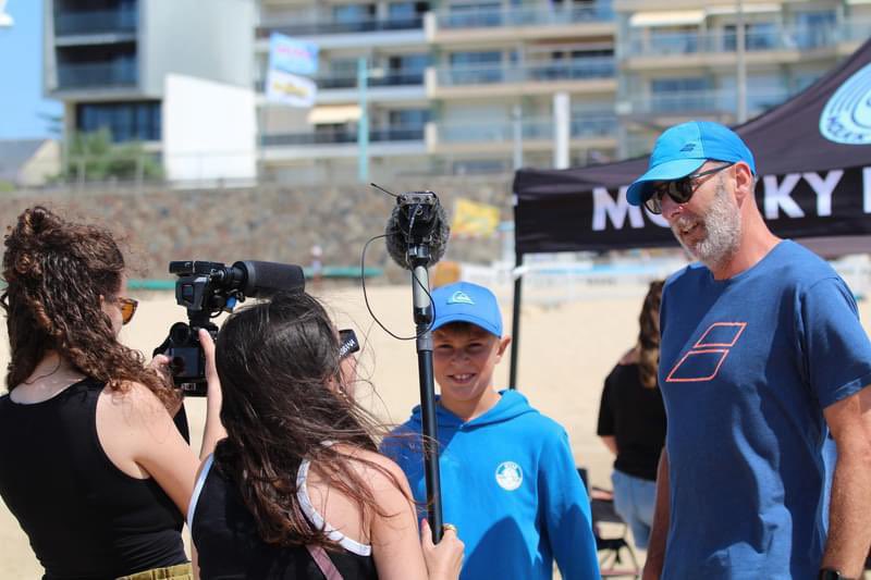 Le molkky, le sport de plage tendance de l’été ? Reportage à venir avec <a href="/lucie_guide/">Lucie Guideau</a> pour le 13h de @infofrance2 #molkky #plage #Vacances #ete