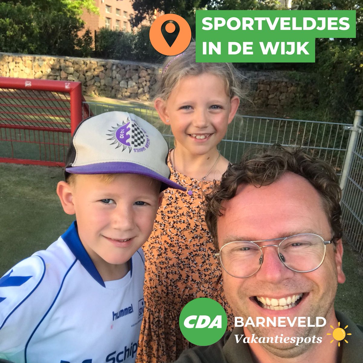 CDA 𝐯𝐚𝐤𝐚𝐧𝐭𝐢𝐞𝐬𝐩𝐨𝐭 van raadslid Maarten ☀️ 'Wat is er mooier dan op een zomerse avond in je wijk of buurt een balletje te kunnen trappen met je kinderen! In mijn wijk 𝐕𝐞𝐥𝐥𝐞𝐫 kan dat en is dat heerlijk genieten ⚽'