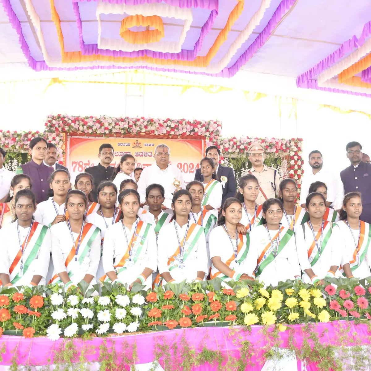 parashenavar's tweet photo. ತಾಲೂಕಾ ಆಡಳಿತ ವತಿಯಿಂದ ಆಯೋಜಿಸಲಾದ ತಾಲೂಕ ಕ್ರೀಡಾಂಗಣದಲ್ಲಿ 78 ನೇ ಸ್ವಾತಂತ್ರ್ಯೋತ್ಸವದ ಧ್ವಜಾರೋಹಣದವನ್ನು ಉಪವಿಭಾಗಾಧಿಕಾರಿಗಳಾದ ಅಭೀದ್ ಗದ್ಯಾಳ ಅವರು ನೆರವೇರಿಸಿದರು.
ಕಾರ್ಯಕ್ರಮದ ಘನ ಅಧ್ಯಕ್ಷರಾದ ಮತಕ್ಷೇತ್ರದ ಜನಪ್ರಿಯ ಶಾಸಕರಾದ ಶ್ರೀ #ಯಶವಂತರಾಯಗೌಡ_ವಿ_ಪಾಟೀಲ ಅವರು 78 ನೇ ಸ್ವಾತಂತ್ರ್ಯೋತ್ಸವದ ಉದ್ದೇಶಿಸಿ ಮಾತನಾಡಿದರು. https://t.co/28F85F9ohg