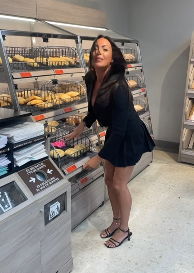 ElTeatroDeWill's tweet photo. Hola Chloe Lopez, eres una cerda de mierda, y espero que Juan Roig te meta una denuncia que te borre por mucho tiempo esa sonrisa de estúpida que tienes. https://t.co/F8wvAfzZXI