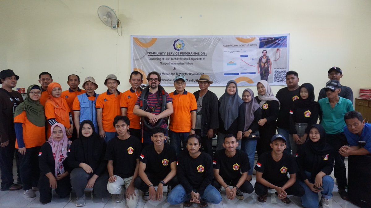uclmecheng's tweet photo. 🚨FisherAid unveiled🚨

A life-saving device designed to improve maritime safety for Indonesian fishers. Made from affordable materials like inner tubes, soft drink bottles, FisherAid is customisable https://t.co/wwBJdfbnvz

#FisherAid #MaritimeSafety #uclmecheng #uclengineering https://t.co/xwc9gwiDYd