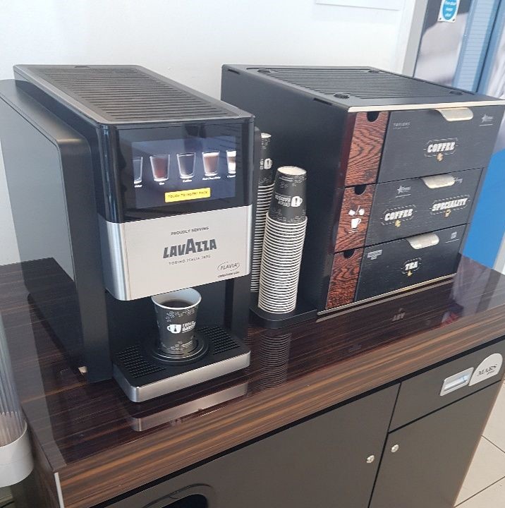 office_barista's tweet image. Break rooms can get messy pretty quickly so save time clearing up with the Flavia C600 tea &amp;amp; coffee machine. The Flavia sachets empty into an internal bin after brewing so there are no dirty coffee grounds or yucky tea bags to clean up. 

#clearing #hotdrinksmachine #tidy #clean