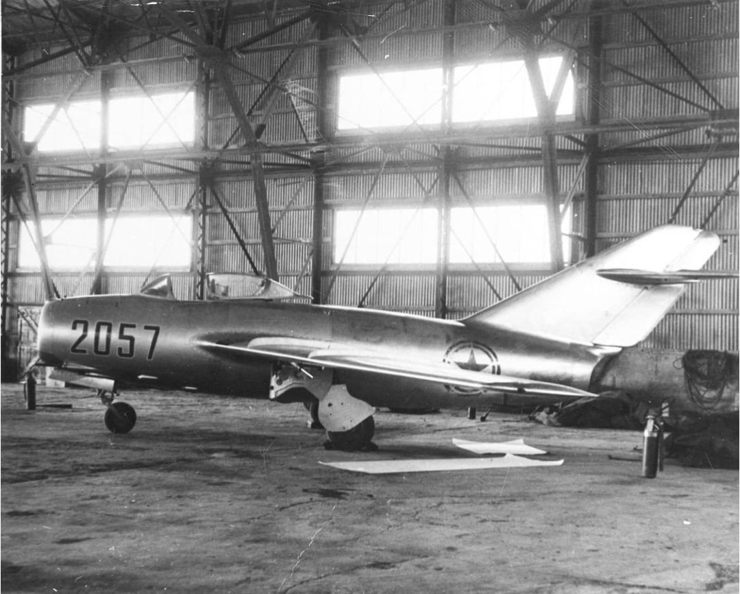 marksimner's tweet photo. The Mikoyan-Gurevich MiG-15 saw extensive combat during the #KoreanWar. Although the Soviet Union denied active involvement in the war, many of these aircraft were in fact flown by their pilots. The Soviet Union also trained Chinese and North Korean aircrews. 

(Images: USAF) https://t.co/c9eIC06sB4