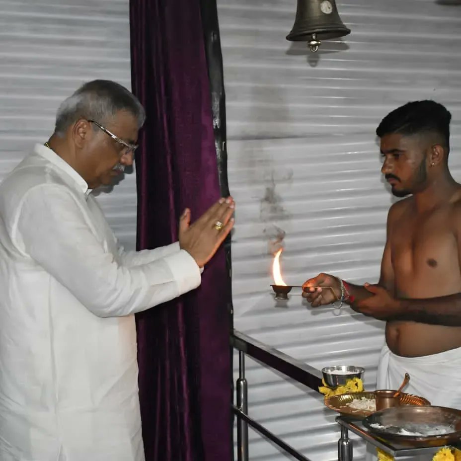 parashenavar's tweet photo. ಇಂಡಿ ನಗರದ ಶ್ರೀ ಅಯ್ಯಪ್ಪ ಸ್ವಾಮಿ ದೇವಸ್ಥಾನಕ್ಕೆ ಇಂದು ಕರ್ನಾಟಕ ಸರ್ಕಾರದ ಅಂದಾಜು ಸಮಿತಿ ಅಧ್ಯಕ್ಷರು ಹಾಗೂ ಇಂಡಿ ಮತಕ್ಷೇತ್ರದ ಜನಪ್ರಿಯ ಶಾಸಕರಾದ ಶ್ರೀ #ಯಶವಂತರಾಯಗೌಡ_ವಿ_ಪಾಟೀಲ ಅವರು ಭೇಟಿ ನೀಡಿ ದೇವರ ದರ್ಶನ ಪಡೆದರು ಈ ವೇಳೆ ಮಾನ್ಯ ಶಾಸಕರನ್ನು ದೇವಸ್ಥಾನದ ಸೇವಾ ಸಮಿತಿಯವರು ಸನ್ಮಾನಿಸಿ ಗೌರವಿಸಿದರು. https://t.co/1xXUw5uPk2