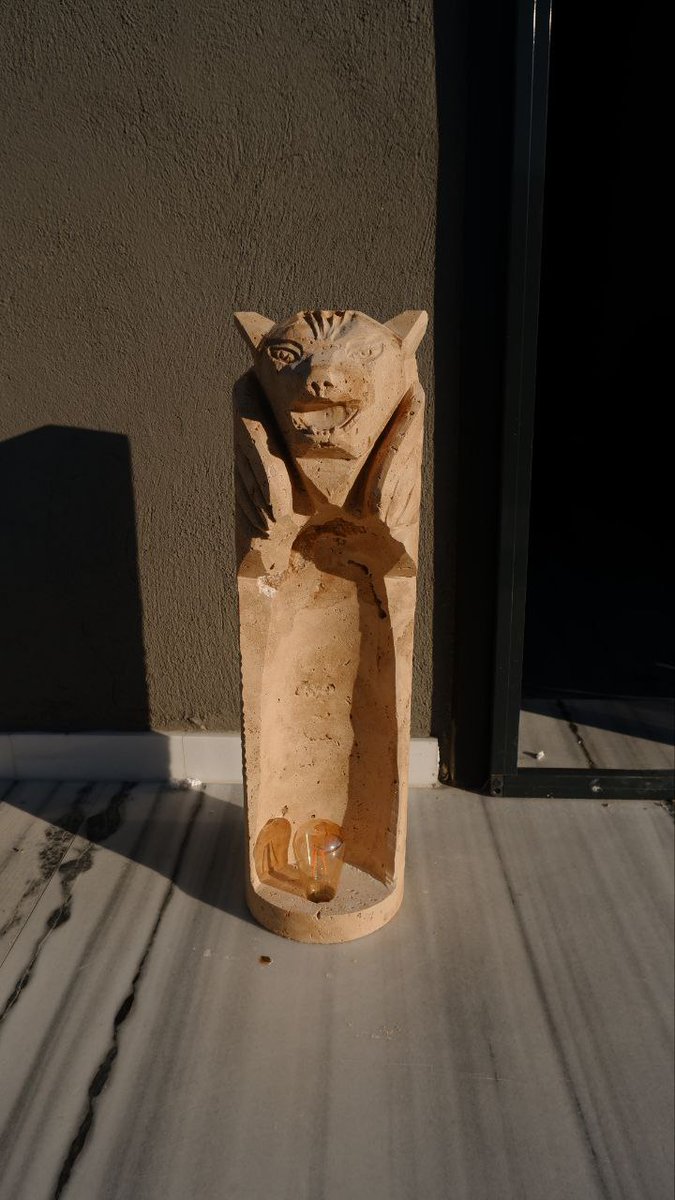 Adomarmarble's tweet photo. Bugün serimizin 8. gününde, aslan başı motifli, travertenden yapılmış ışık modelimizle karşınızdayız! 🦁 Bu göz alıcı tasarım, 20 cm çapında ve 73 cm yüksekliğe sahip. Her detayı el işçiliği ile işlenmiş olan bu model, evinize zarif bir hava katacak. https://t.co/BW0qF6Oqn3