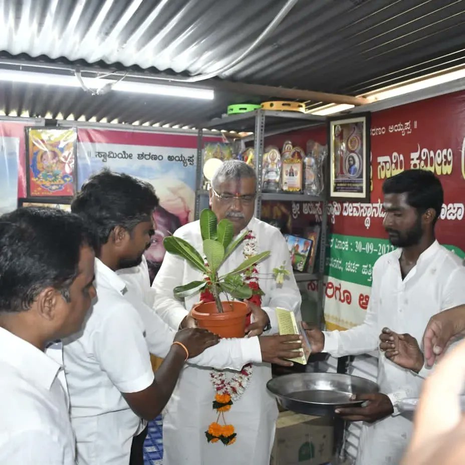 parashenavar's tweet photo. ಇಂಡಿ ನಗರದ ಶ್ರೀ ಅಯ್ಯಪ್ಪ ಸ್ವಾಮಿ ದೇವಸ್ಥಾನಕ್ಕೆ ಇಂದು ಕರ್ನಾಟಕ ಸರ್ಕಾರದ ಅಂದಾಜು ಸಮಿತಿ ಅಧ್ಯಕ್ಷರು ಹಾಗೂ ಇಂಡಿ ಮತಕ್ಷೇತ್ರದ ಜನಪ್ರಿಯ ಶಾಸಕರಾದ ಶ್ರೀ #ಯಶವಂತರಾಯಗೌಡ_ವಿ_ಪಾಟೀಲ ಅವರು ಭೇಟಿ ನೀಡಿ ದೇವರ ದರ್ಶನ ಪಡೆದರು ಈ ವೇಳೆ ಮಾನ್ಯ ಶಾಸಕರನ್ನು ದೇವಸ್ಥಾನದ ಸೇವಾ ಸಮಿತಿಯವರು ಸನ್ಮಾನಿಸಿ ಗೌರವಿಸಿದರು. https://t.co/1xXUw5uPk2