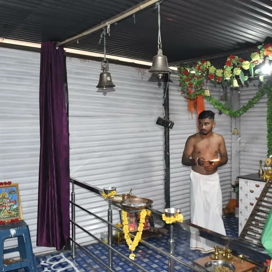 parashenavar's tweet photo. ಇಂಡಿ ನಗರದ ಶ್ರೀ ಅಯ್ಯಪ್ಪ ಸ್ವಾಮಿ ದೇವಸ್ಥಾನಕ್ಕೆ ಇಂದು ಕರ್ನಾಟಕ ಸರ್ಕಾರದ ಅಂದಾಜು ಸಮಿತಿ ಅಧ್ಯಕ್ಷರು ಹಾಗೂ ಇಂಡಿ ಮತಕ್ಷೇತ್ರದ ಜನಪ್ರಿಯ ಶಾಸಕರಾದ ಶ್ರೀ #ಯಶವಂತರಾಯಗೌಡ_ವಿ_ಪಾಟೀಲ ಅವರು ಭೇಟಿ ನೀಡಿ ದೇವರ ದರ್ಶನ ಪಡೆದರು ಈ ವೇಳೆ ಮಾನ್ಯ ಶಾಸಕರನ್ನು ದೇವಸ್ಥಾನದ ಸೇವಾ ಸಮಿತಿಯವರು ಸನ್ಮಾನಿಸಿ ಗೌರವಿಸಿದರು. https://t.co/1xXUw5uPk2