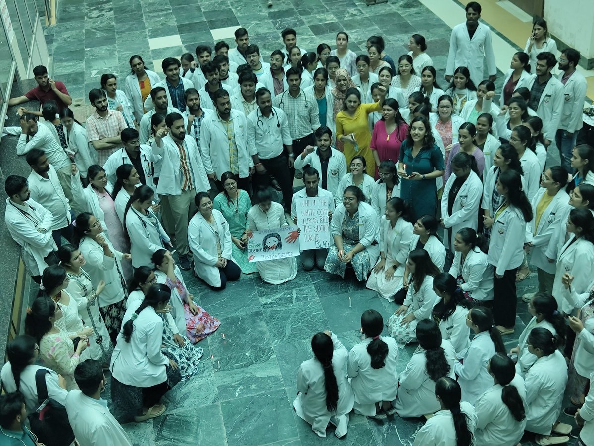 Rajnish1850's tweet photo. Massive outrage &amp; candle march in Hind Institute of Medical Sciences, Barabanki demanding justice for our Lady Pgt of.
We aren't going to stop until our lady gets justice.
#RGKarCollege  #RGKarMedicalcollege
@Indian__doctor @gharkekalesh @DrDhruvchauhan
#justiceformoumitadebnath https://t.co/QMz1OUQEAs