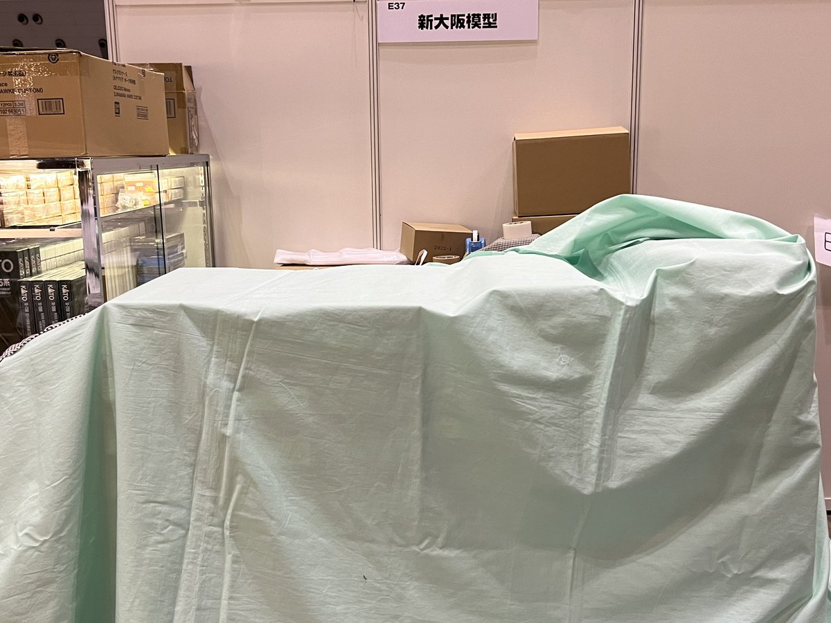 shin_osaka's tweet photo. 明日から開催の国際鉄道模型コンベンション会場に着き設営も終了しました！
これからホテルかえります🏨
明日できるかなあ？？
来られるご予定の方はくれぐれもご無理なさらず。おかえりの脚のことも考えつつ問題ない方はご来場頂ければと存じます。
土曜日、日曜日もございます。売上よりも皆様のこと https://t.co/QCzjAoPxe6