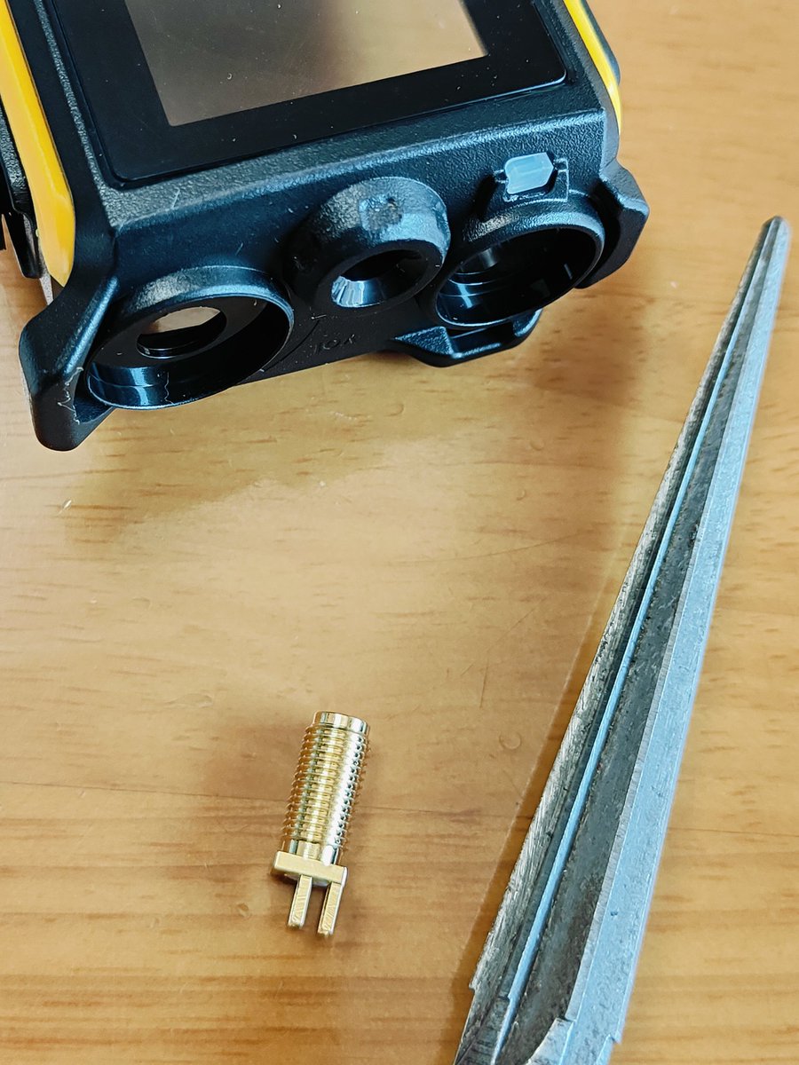 jg3air's tweet image. 遅ればせながらUV-K5(99)HF改造
基板もどんどん進化しているようでデュアルアンテナタイプを入手。LED穴にリーマーを通して難なくコネクター増設しましたが何だかブサイク。チップコンデンサ1箇所交換していませんが受信できています。
#uvk5 #あかんやつ