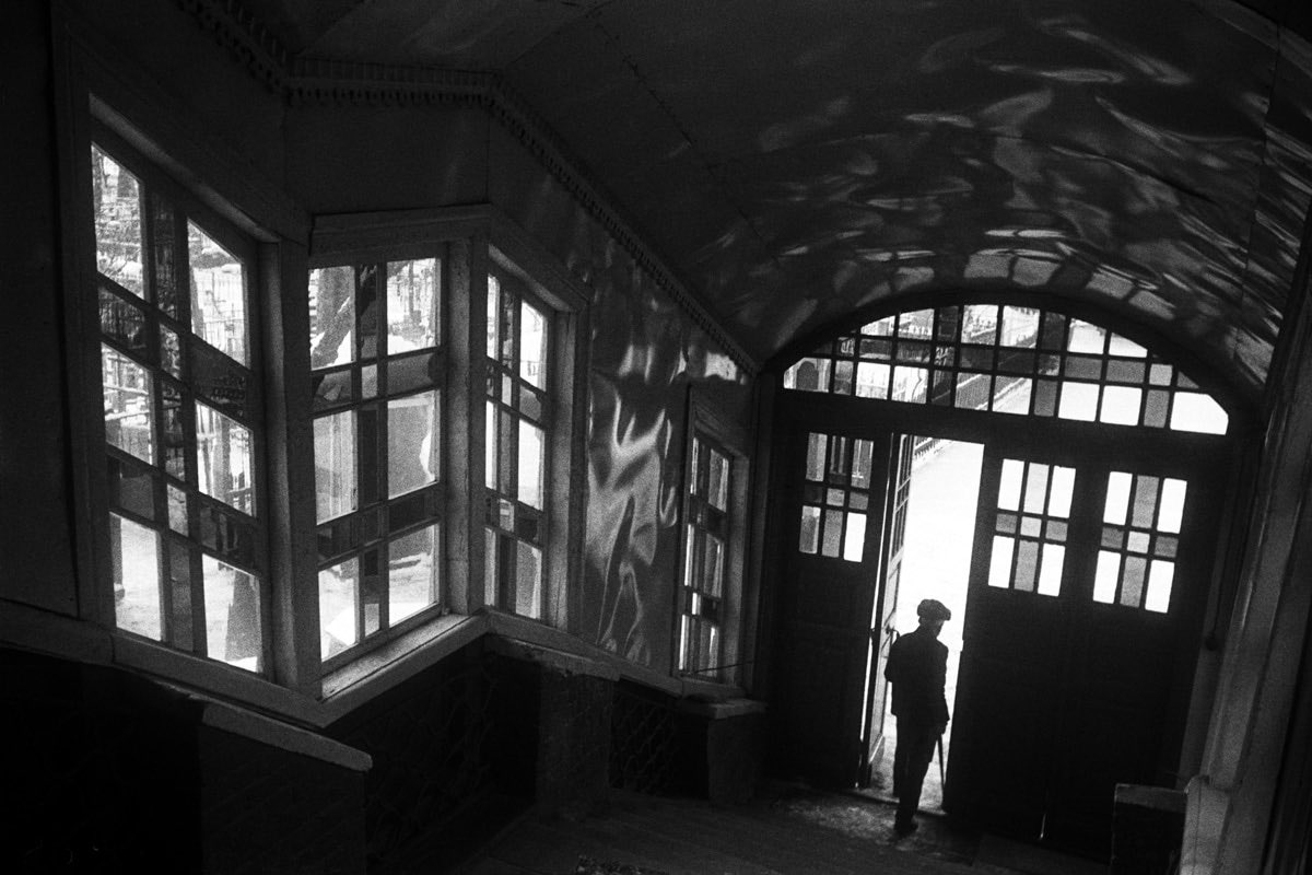 Bertrom's tweet image. When Masha Ivashintsova died in 2000, she left behind boxes of belongings and memories, and over 30,000 negatives and undeveloped film.
Much like Vivian Maier she hid her photographic talents from the world, never showing her work or considering herself an artist.