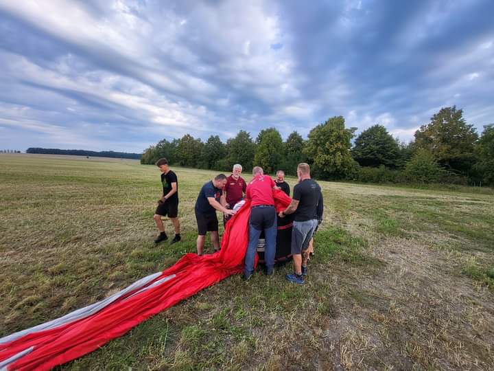 VlastimilWeiner's tweet photo. Zkušený balonář z České Skalice David Línek (DLNK) svezl v koši hlavu státu @prezidentpavel (📷 FB D. Línka). #ballooning @SlavekRuta https://t.co/tLFdhlbJa4