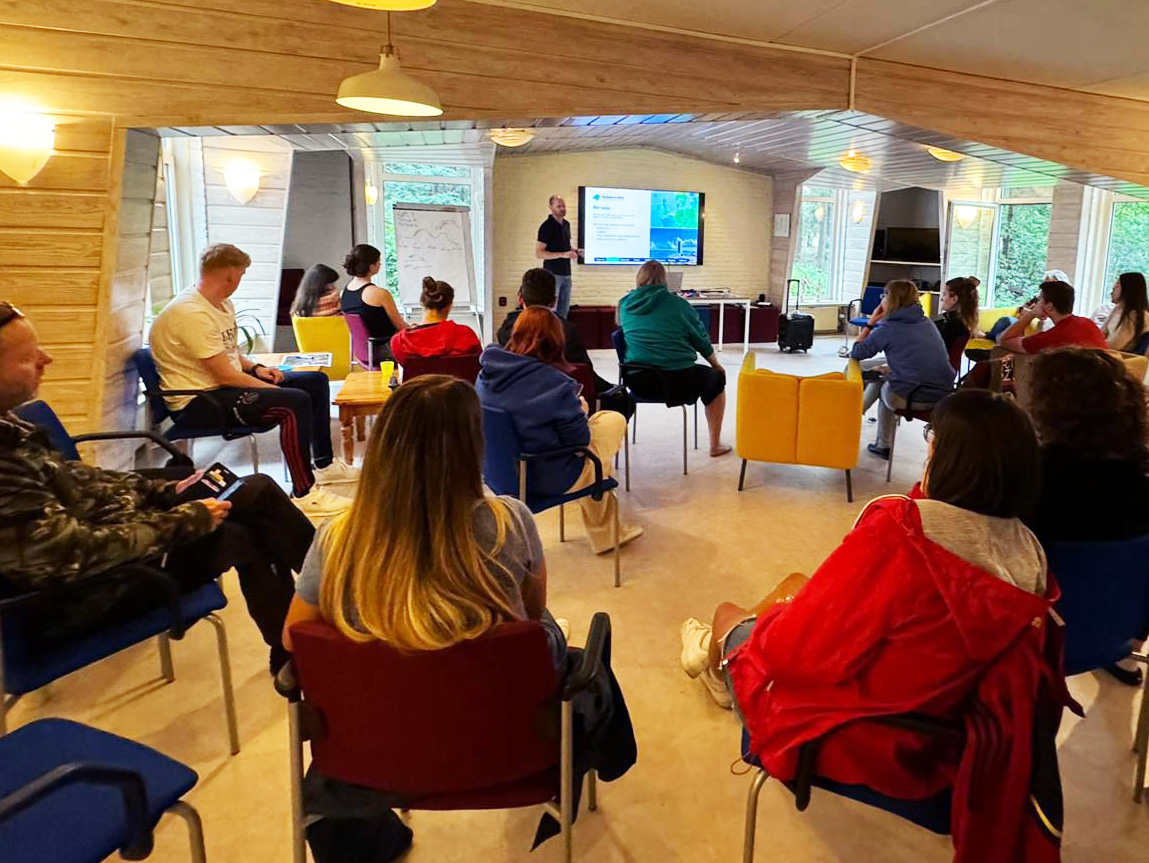 Vorige week gaf Tijs een workshop 'ontwikkelen van zon- en windparken' aan 36 jongeren uit 5 Europese landen. De jongeren zijn via Erasmus+ in Nederland om kennis te maken met circulariteit en andere culturen.🔄🌍

Top gedaan Tijs, zo veranderen we energie!⚡

#erasmus #onzetijs