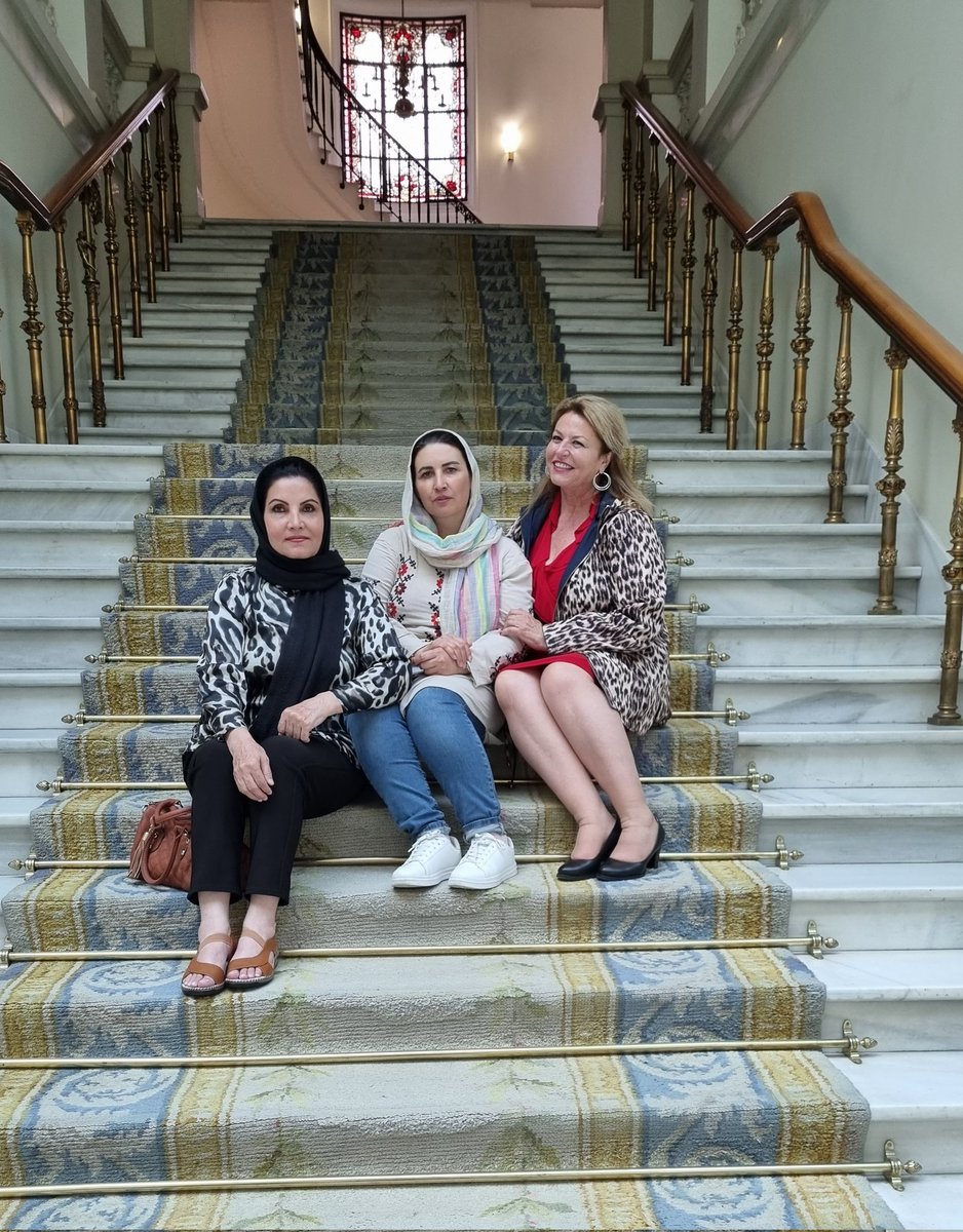 Sé que es llevar un Burka
(A la derecha de celeste) 

Represento a mis hermanas #JuezasAfganas en el <a href="/TeatroCircoAB/">TeatroCircoAlbacete</a>

Pero  no sé que es vivir desnuda de derechos

Hace 3 años que los Talibanes ocuparon Kabul y reescribieron la historia de las mujeres y niñas 
#YoTambienSoyAfgana