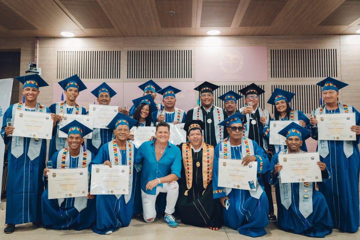 pverasalazar's tweet photo. La siembra de la alianza que tenemos con @traslaperla ha dejado frutos. 

Graduamos a 13 profesores que siempre ejercieron en el campo deportivo pero no habían recibido un título.Esta vez, dignificamos su labor y los celebramos junto a @carlosvives y @ClaudiaElenaV

¡Felicidades! https://t.co/nmC5KK0VK2