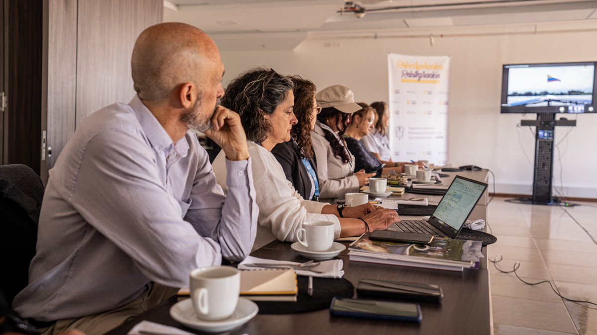 ARNColombia's tweet photo. #AEstaHora 🕒 ¡La paz 🕊 se construye entre todas y todos! ✨ 
Con el liderazgo de @AlejaMillerR, directora general de la @ARNColombia, se realiza un diálogo 🤝 con representantes de Organizaciones de la Sociedad Civil Internacional 🌍, en el marco del @espaciopazencol. https://t.co/57Um8schn5