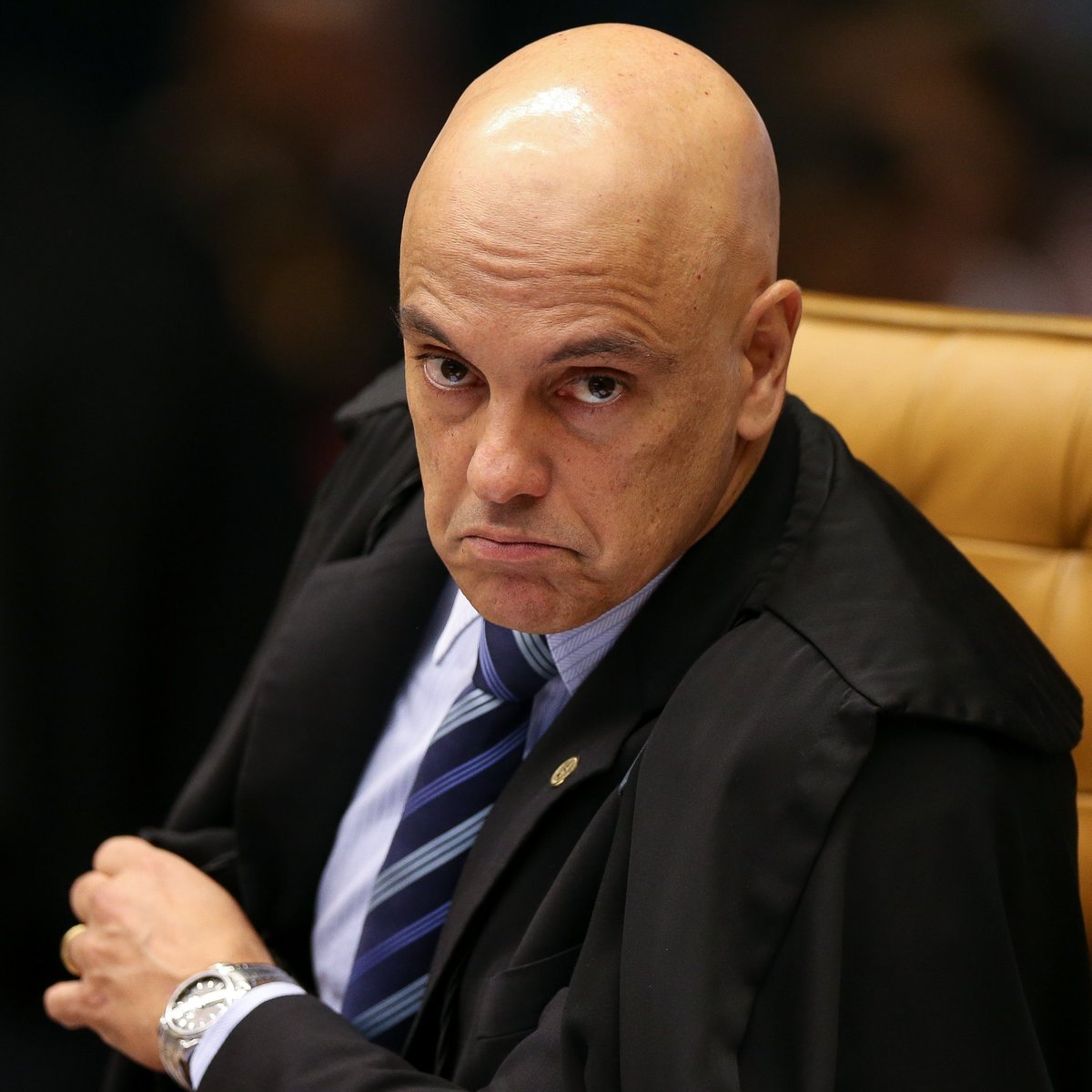BrasilPost13's tweet photo. URGENTE:
Bolsonaro diz estar cansado da "perseguição" de Moraes e ameaça pular de precipício, "depois que eu pular não adianta o povo chorar" ... 👇 https://t.co/fBrjdnq6XH