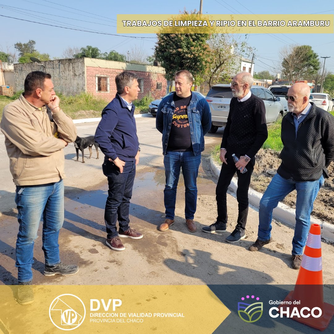 ChacoDvp's tweet photo. Omar Canela, junto al gobernador @leandrozdero recorrieron los trabajos de limpieza y enripiado en el barrio Aramburu. Las obras tienen un avance del 95%.  

Con financiamiento propio, Vialidad Provincial lleva adelante el enripiado, la adecuación y la limpieza. https://t.co/aeJE4THBnI