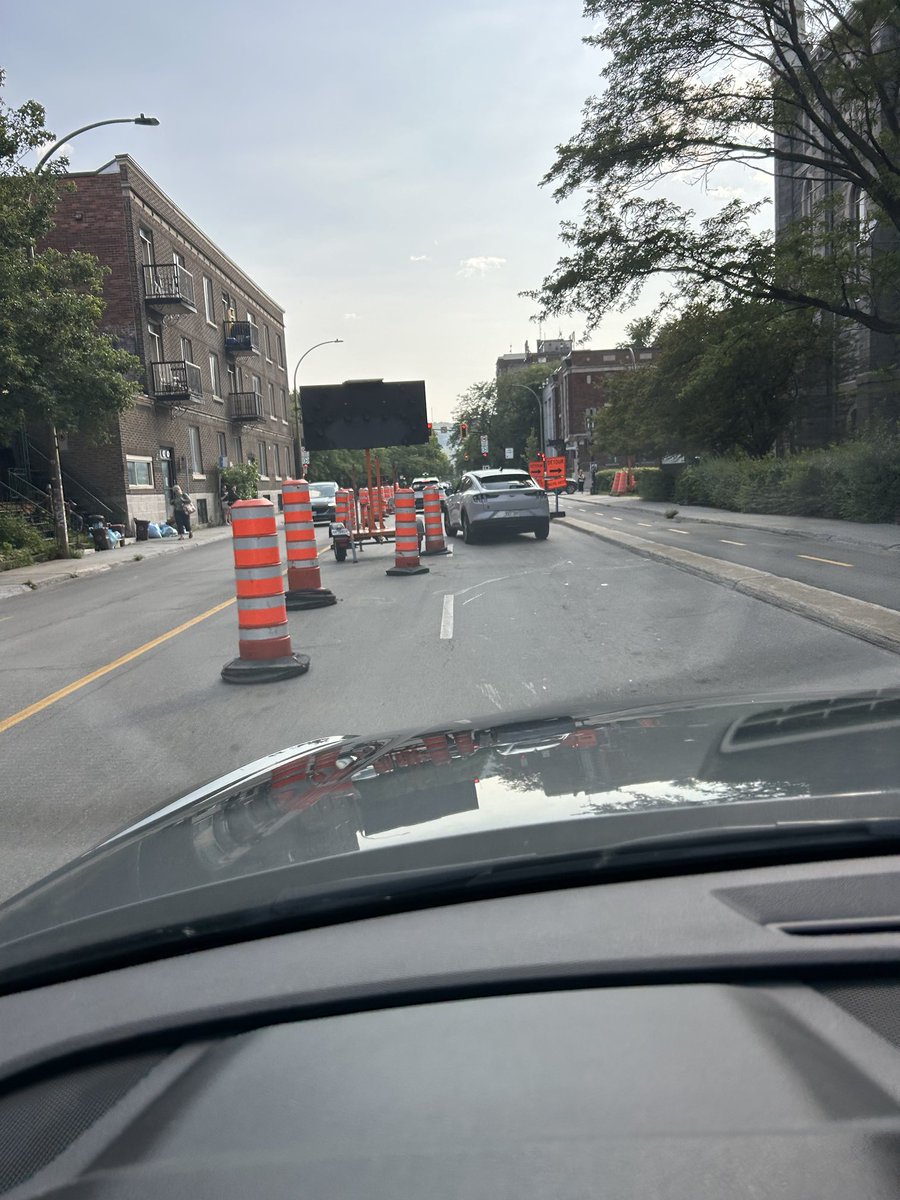 Un ami m’envoie cette photo, et là, je suis à court d’excuses. En direction ouest sur Rachel, coin Papineau, des cônes et une flèche bloquent une voie.pourquoi? Pour rien! C’est ça le grand mystère qui rend les montréalais.es fous. C’est comme ça partout en ville #polmtl