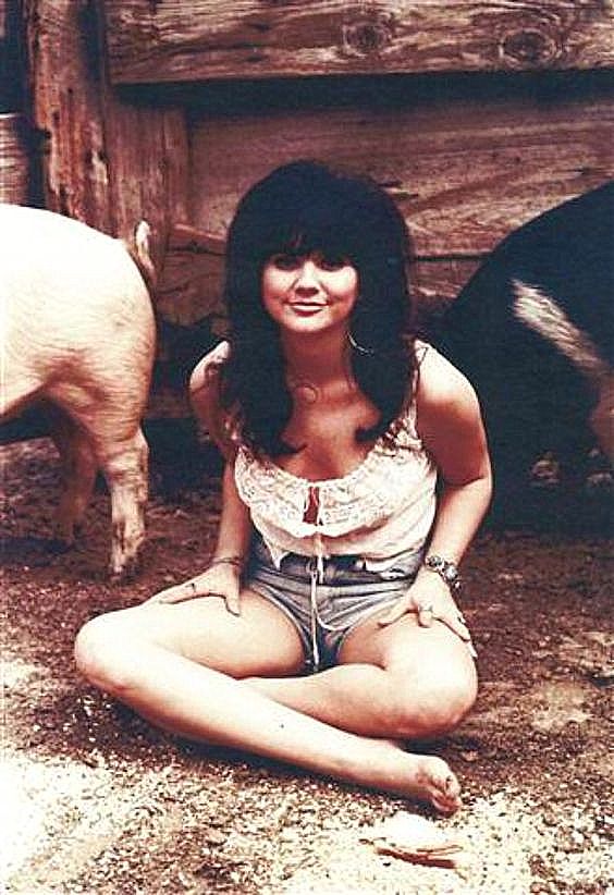 MusicTheDope's tweet photo. Farmer #Linda #Ronstadt https://t.co/eVaxhyRooF