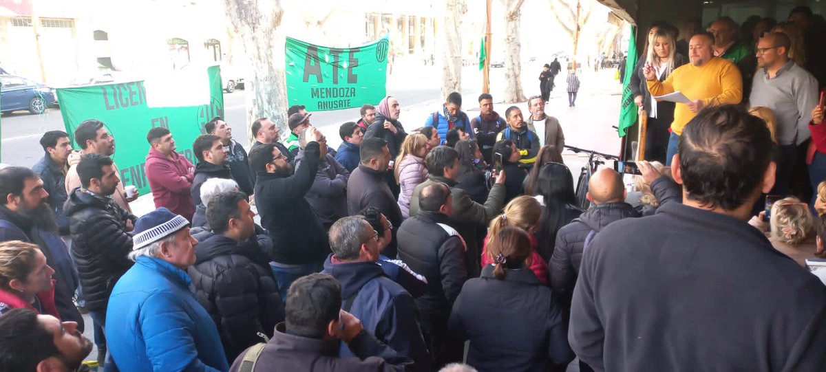 ate_mendoza's tweet photo. ATE Mendoza consiguió para los Licenciados en Enfermería una propuesta superadora al aumento por decreto que recibieron los demás profesionales de la Salud.
La cual será plebiscitada ahora en toda la provincia.
#sosestatal #somosate https://t.co/WX9Ww8tdp8