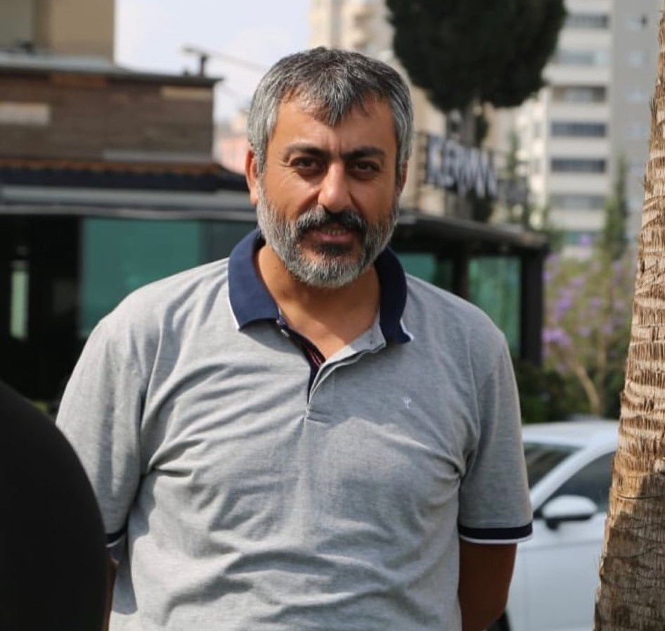 bosunatiklama's tweet photo. Adana'da 'Sıfır Bir' dizisinin oyuncusu Tümer Adakaner, sahibi olduğu paça salonuna giren silahlı saldırgan tarafından sırtından vurularak hastaneye kaldırıldı. https://t.co/mFWTY2puEo