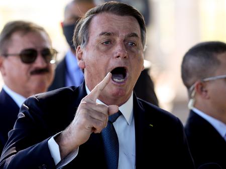 BrasilPost13's tweet photo. URGENTE:
Bolsonaro diz estar cansado da "perseguição" de Moraes e ameaça pular de precipício, "depois que eu pular não adianta o povo chorar" ... 👇 https://t.co/fBrjdnq6XH