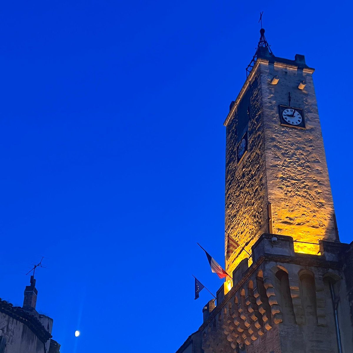 BaubryR's tweet photo. Clap de fin pour le dernier marché nocturne de la saison à #Alleins.
De belles rencontres avec les passants et les commerçants.
Bravo à l’association des commerçants et artisans travailleur indépendant d’Alleins pour l’organisation de ces beaux marchés et merci Les livres de Greg pour l’accueil ! 📚🌙
🌐 https://t.co/Yunpj4CT2S
#circo1315 #Alleins