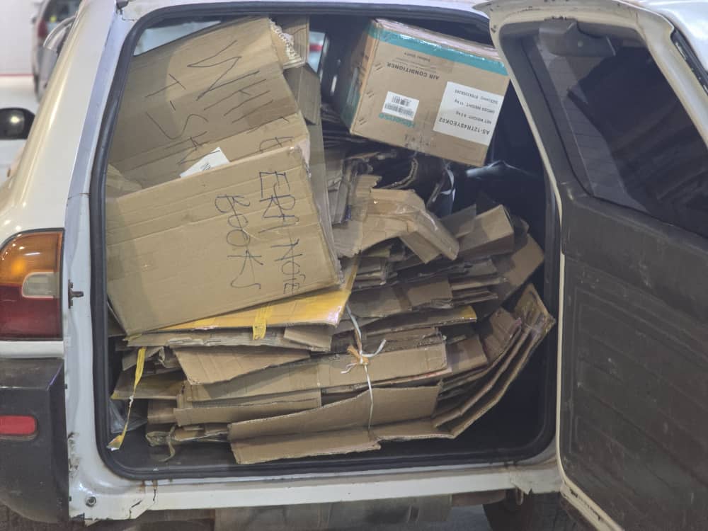 Rusiao's tweet photo. There is more to learn from responsible citzens.These are the environmental stewards of our country.@oribags is happy to work with resilient citzens like thisone supporting our vision of turning #waste2value . https://t.co/NxTeNgV36F