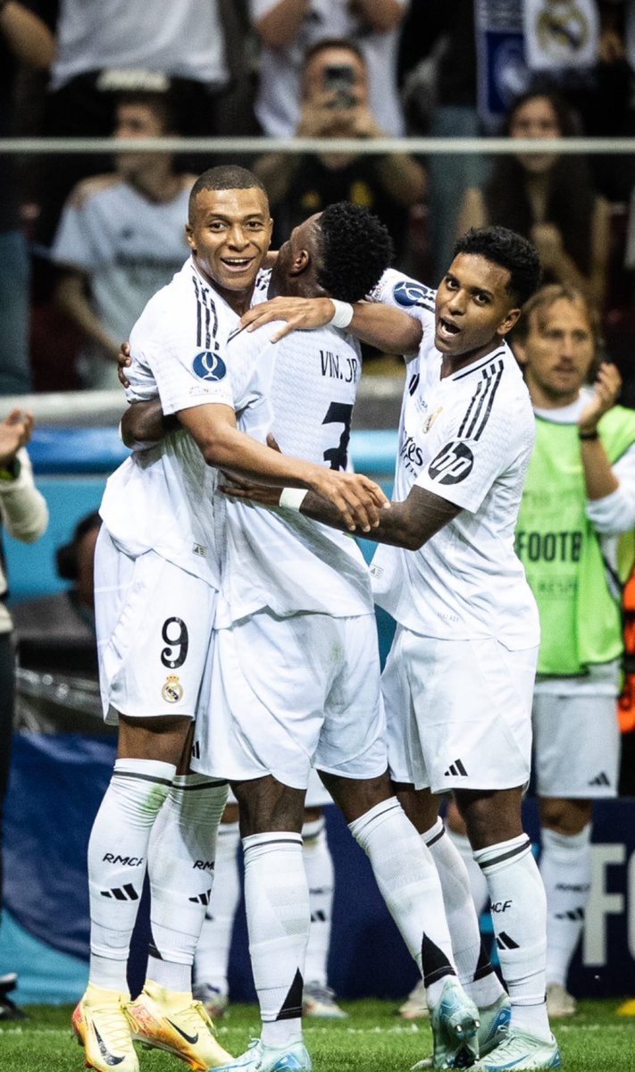 theMadridZone's tweet photo. Trio. 🤝 https://t.co/3jzKuZ3kDB