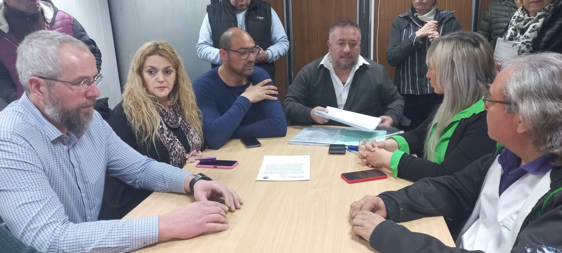 ate_mendoza's tweet photo. Seguimos haciendo historia: firmamos el primer acuerdo salarial para Licenciados en Enfermería de toda la provincia de Mendoza.
#sosestatal #somosate https://t.co/xYUnD6qr3C