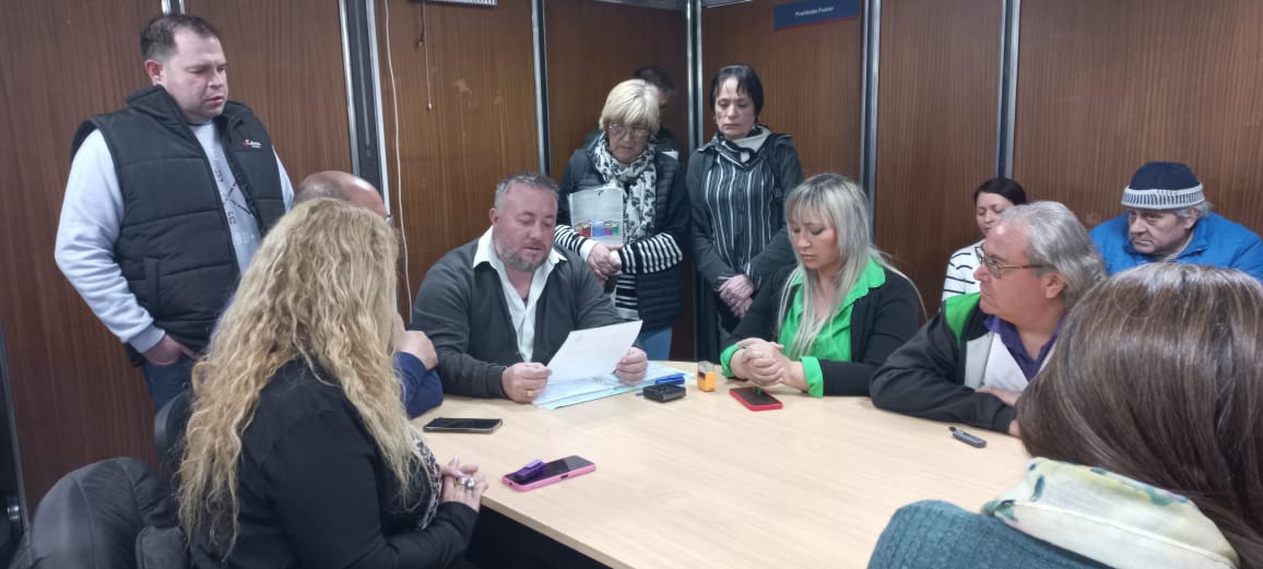 ate_mendoza's tweet photo. Seguimos haciendo historia: firmamos el primer acuerdo salarial para Licenciados en Enfermería de toda la provincia de Mendoza.
#sosestatal #somosate https://t.co/xYUnD6qr3C