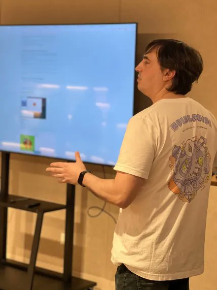 SEEDLatam's tweet image. Ayer, junto a @buidlguidl y con @damianmarti dirigiendo el #ETHday, nos dedicamos a aprender sobre Ethereum 🧑‍💻

Si no pudiste asistir, hoy te contamos de qué se trata #SpeedRunEthereum, un plan de estudios para aprender a codificar Smart Contracts y crear Dapps en Ethereum 🌐