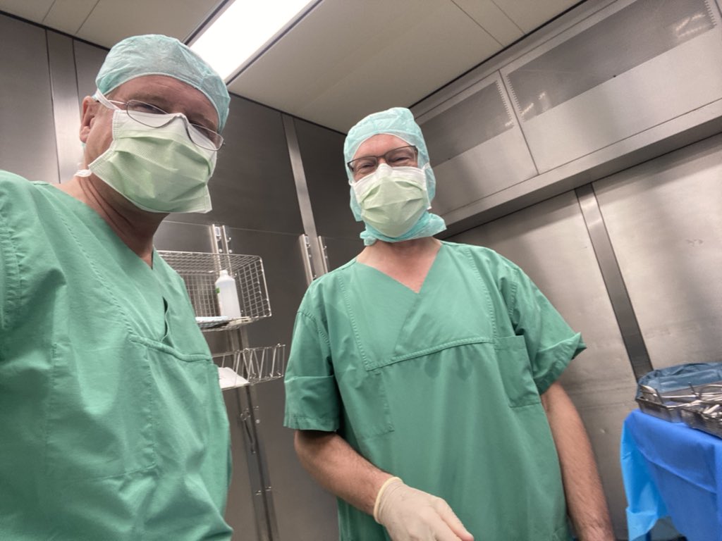 jens_mayer's tweet photo. Gemeinsam mit meinem chefärtlichen Kollegen Professor Riedl am Klinikum am Eichert in Göppingen. Zusammen haben wir ein Ösophaguskarzinom (Krebs der Speiseröhre) aus meiner Klinik operiert. https://t.co/H2L32pLk57