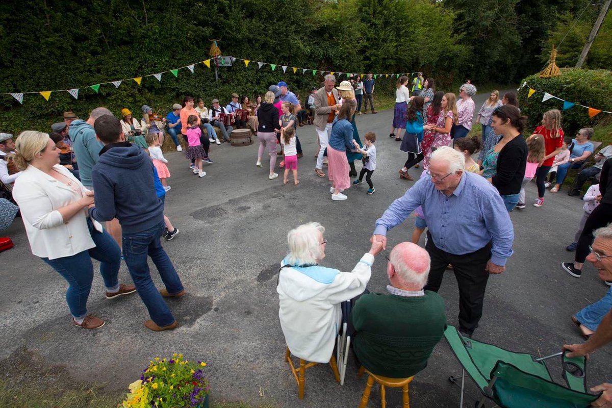 This Sunday we’ll be dancing at the crossroads in Coolbock near Riverstown, Co. Sligo and the weather is promised to be mighty for it.☀️ 
3pm F52EA25
Hosted by Áirc Damhsa Culture Club with local musicians, singers, dancers. All welcome to join in!
<a href="/creativeirl/">Creative Ireland</a> <a href="/sligococo/">Sligo County Council</a>