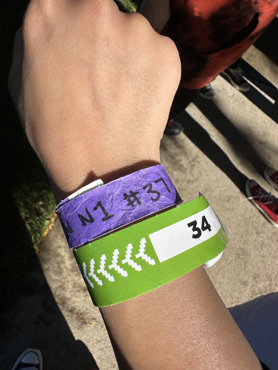 outroluvrs's tweet photo. and just like that, the 10 day line HAS BEEN HONORED BY THE VENUE AND THE BAND!!!!!!!!!! https://t.co/Rqbg7Oyj1p
