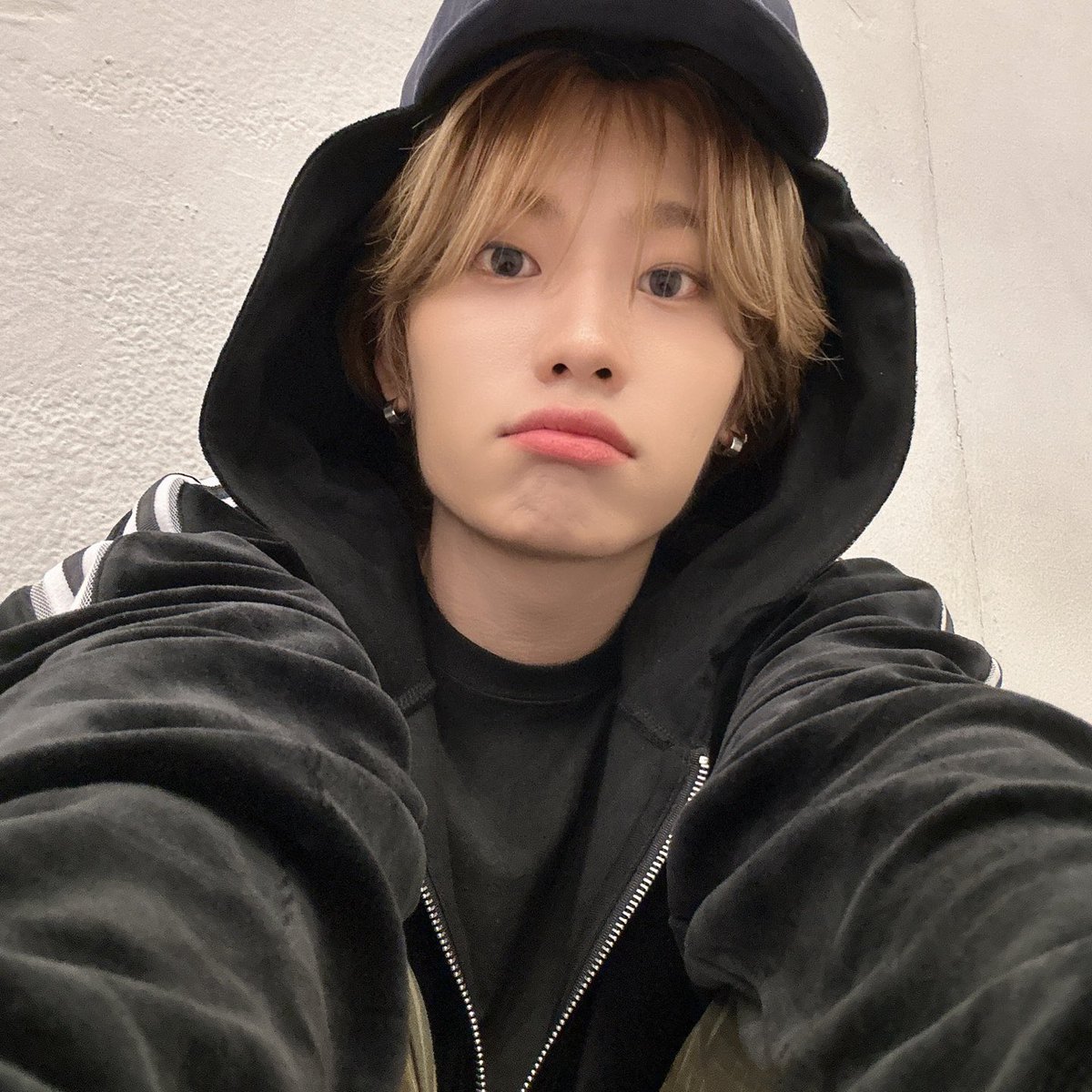 AIMERS_members's tweet photo. [#요엘]

사랑둥이 에이밍👻 
사실 저번 단체사진 제가 올렸어요 😵‍💫
아무도 몰랐지 ? 🙂‍↕️(그렇다고 해줘)🙂‍↕️🙂‍↕️
빨리 가을이 왔으면 좋겠어🍂
진짜 너무 더워서 이제 날씨한테 화내고 싶어진다구, 그치만 에이밍한테는 절대 화내지 않지🥹 오늘 하루도 수고했어요 🩷

#에이머스 #AIMERS #YOEL https://t.co/Q4TrvGHAKq