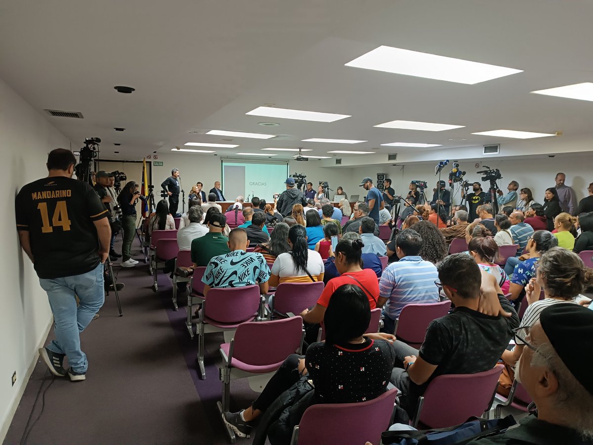 Así está el encuentro de familiares de presos políticos en el auditorio de la Apucv. 
Lamentablemente debo decir que el espacio se quedó pequeño. 
Testimonios de madres de los 118 adolescentes detenidos son desgarradores.
